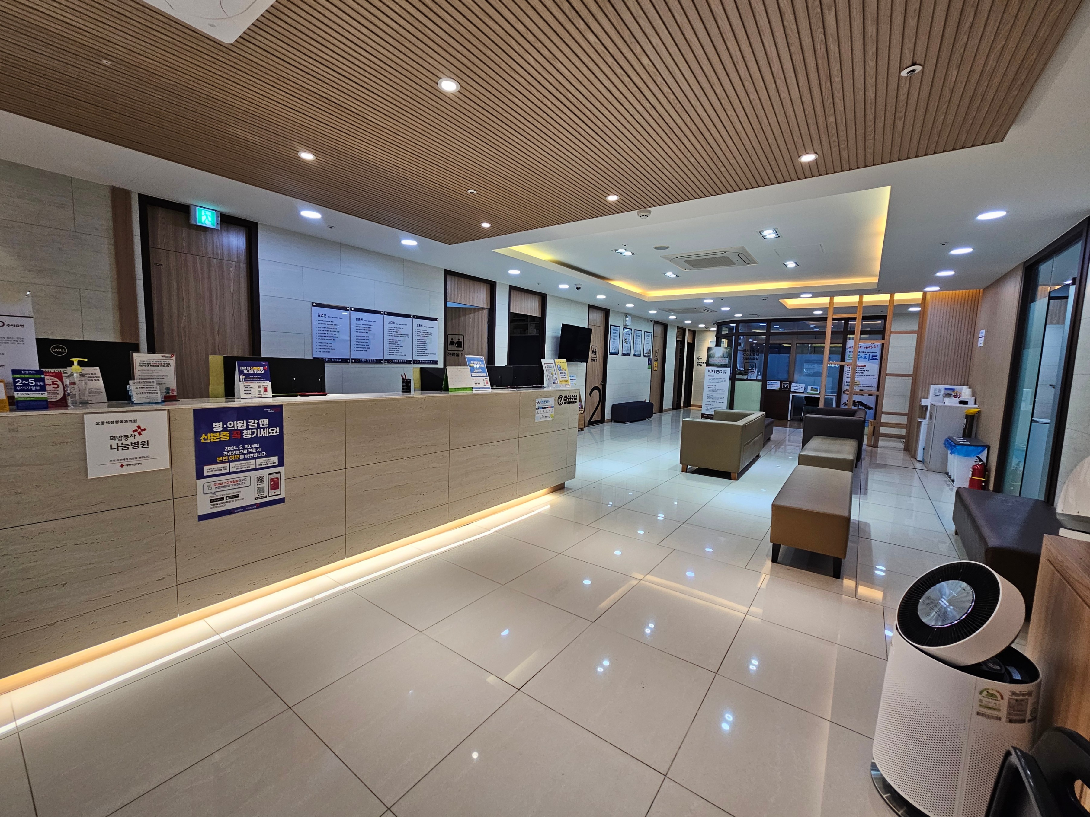 데스크 및 대기실.jpg